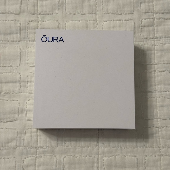 Oura Gold Smart Ring - Picture 6 of 8